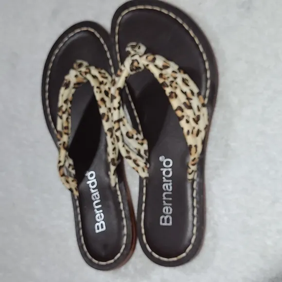 Bernardo Leather Sandals Size 7 Womans