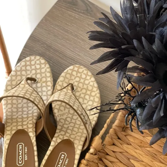 Coach sandals color cream and brown