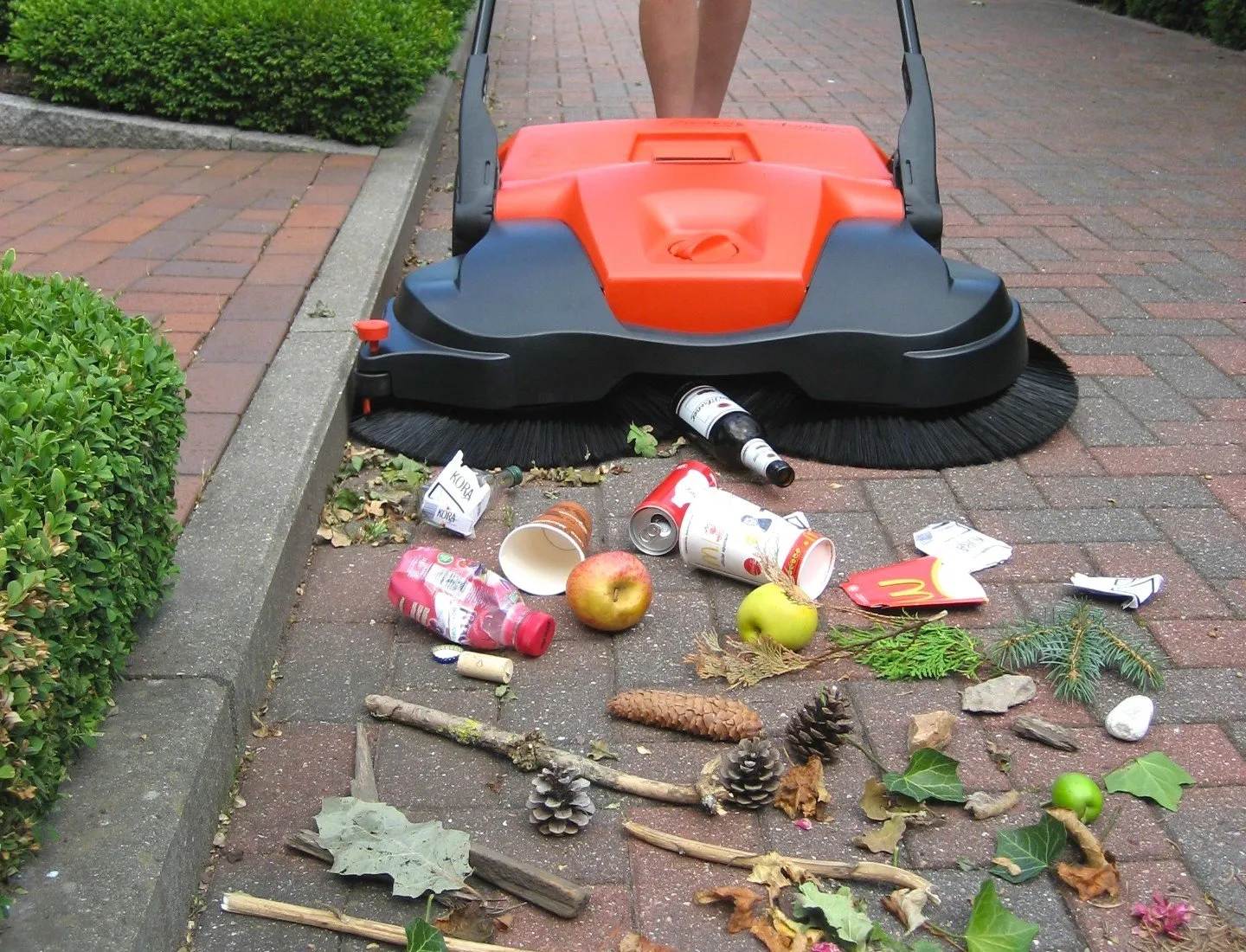 HAAGA® 697 Sweeper Outdoor / Indoor 38" Battery Push Sweeper