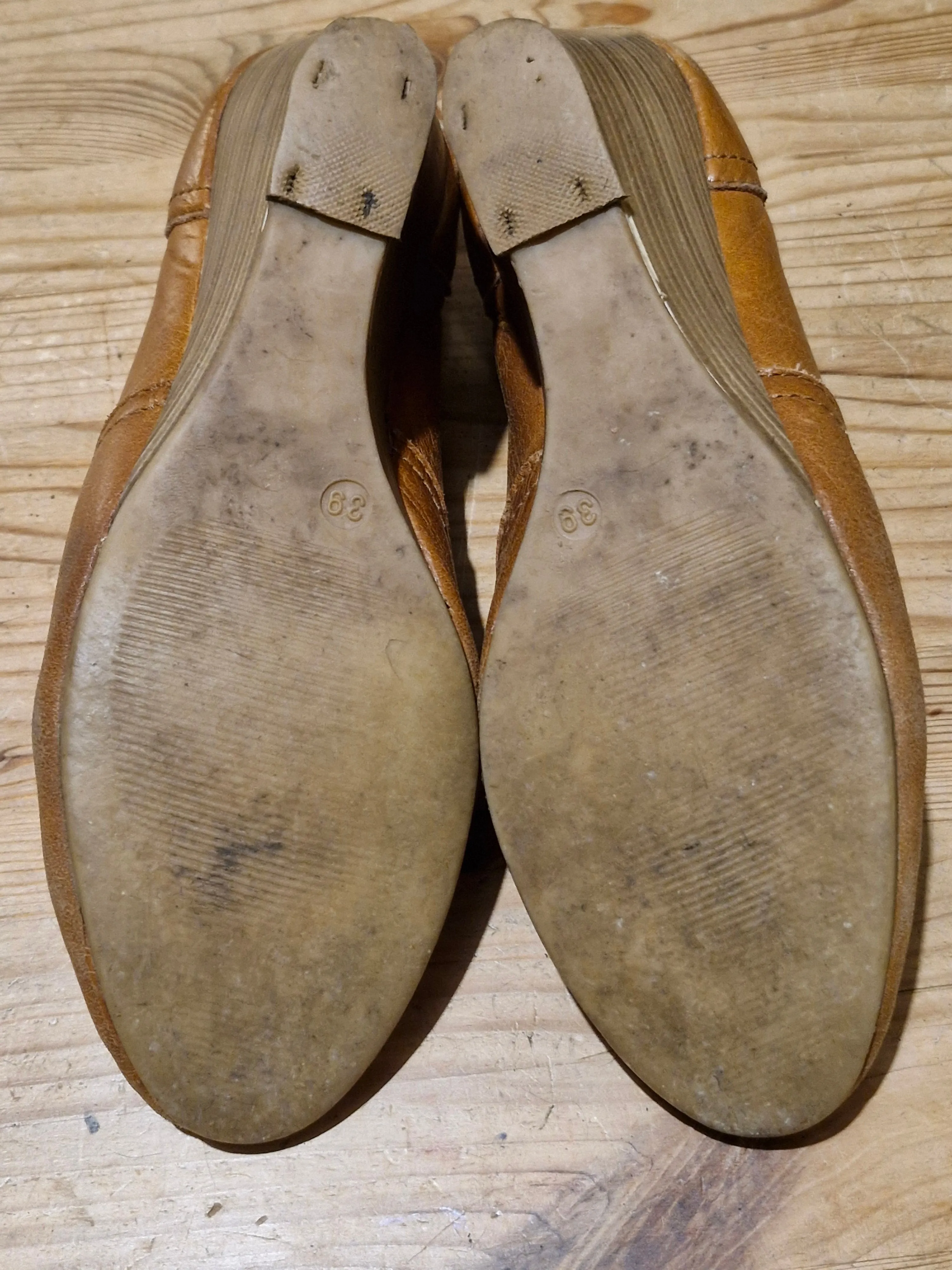 Leather Wedged Brogues / Well Worn