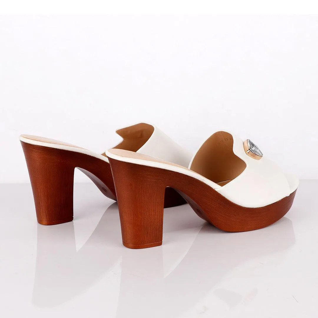 Maker's White Women Wedged Slippers With Stone