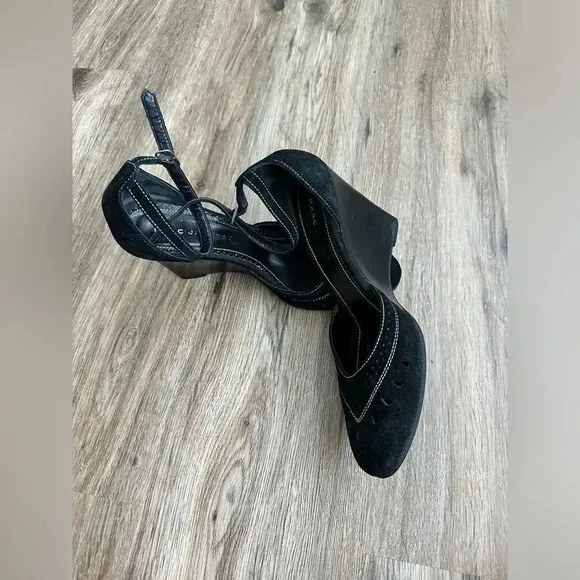 Marc Jacob’s Suede Sandals Size 9