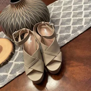 Shellys London Leather Platform Heel Size 9